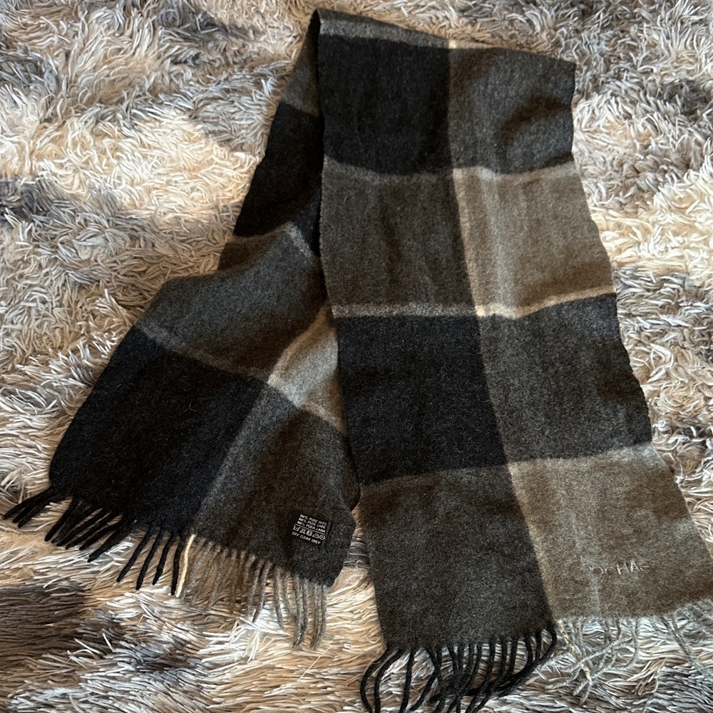 Sophisticated Checkered Wool Scarf for Men